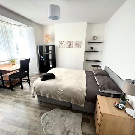 Modern Double Room With Fire Tv Лондон Экстерьер фото