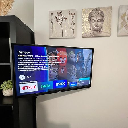 Modern Double Room With Fire Tv Лондон Экстерьер фото